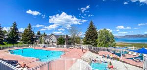 ein großes Schwimmbecken mit Menschen, die darum herum sitzen in der Unterkunft Lake View Condo 874 4 with Awesome Lake View in Garden City