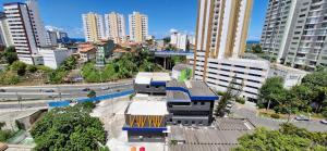 ein Gebäude in einer Stadt mit hohen Gebäuden in der Unterkunft CORVE0106 - Condomínio Villa di Capri in Salvador