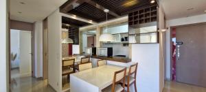 ein Esszimmer und eine Küche mit einem weißen Tisch und Stühlen in der Unterkunft CORVE0106 - Condomínio Villa di Capri in Salvador