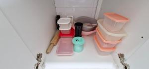 eine Spielzeugküche mit Containern und Küchenutensilien in einer Ecke in der Unterkunft CORVE0106 - Condomínio Villa di Capri in Salvador + 48 Fotos