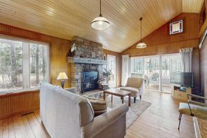 TV/trung tâm giải trí tại Beach Cottage