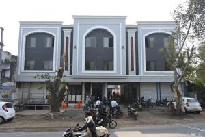 a group of people riding motorcycles in front of a building at Hotel RRR Palace in Maheshwar