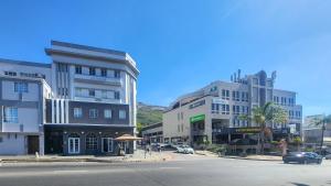 パールにあるThe Botanic High Goldの高層ビルと車通りの街道