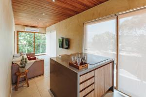 une grande cuisine avec un comptoir et une fenêtre dans l'établissement Vila Sal Boutique Noronha, à Fernando de Noronha