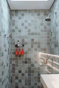 une salle de bain avec douche aux carreaux bleus dans l'établissement Vila Sal Boutique Noronha, à Fernando de Noronha