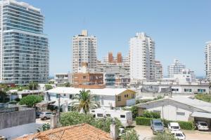 una vista de una ciudad con edificios altos en Punta! Bem localizado e completo!, en Punta del Este