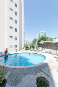una piscina frente a un edificio en Punta! Bem localizado e completo!, en Punta del Este
