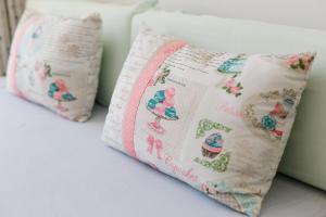 Un par de almohadas sentadas en una cama en Punta! Bem localizado e completo!, en Punta del Este 39 fotos más