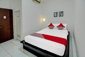 Ένα ή περισσότερα κρεβάτια σε δωμάτιο στο Hotel O Sirih Gading Family Guest House +17 φωτογραφίες