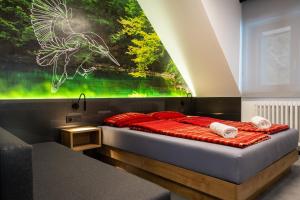 科尔尼鲁格Pansion Risnjak的墙上有大画的房间里一张床位