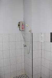 OYO 75420 Howto Hotel的一间浴室