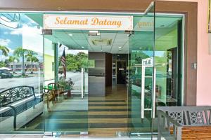 a store front with a sign that reads sewarddaindaindaindaindaindain at Hotel O Pendang Lake Formerly D Jiwa in Pendang +47 photos