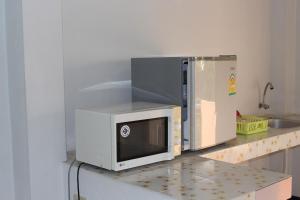 OYO 75420 Howto Hotel的厨房或小厨房
