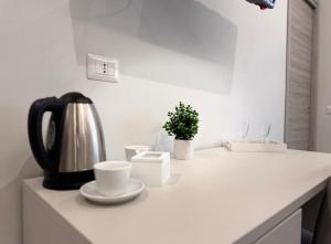 - un comptoir de cuisine avec une cafetière et une bouilloire dans l'établissement Alla corte degli dei, à Tropea 33 autres photos