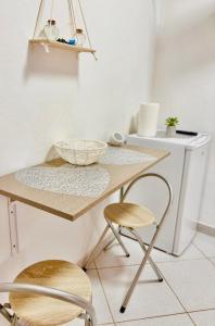 a table and two chairs in a kitchen at Gloria Suites at Pension Candelaria in Valle Gran Rey