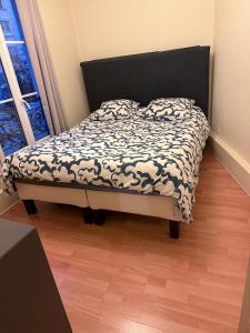 Posteľ alebo postele v izbe v ubytovaní Amazing 1 bedroom, 30sec from Arc de Triomphe