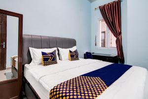 Postel nebo postele na pokoji v ubytování Hotel O Pondok Mulia Syariah