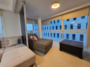 Posezení v ubytování Elegant Spacious Apt on the Cinta Costera N#9
