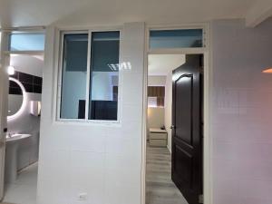 Kuchyň nebo kuchyňský kout v ubytování Elegant Spacious Apt on the Cinta Costera N#9
