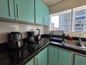 Kuchyň nebo kuchyňský kout v ubytování Elegant Spacious Apt on the Cinta Costera N#9