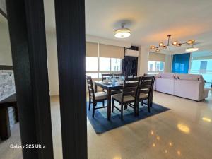 Posezení v ubytování Elegant Spacious Apt on the Cinta Costera N#9