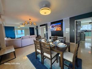 Kuchyň nebo kuchyňský kout v ubytování Elegant Spacious Apt on the Cinta Costera N#9