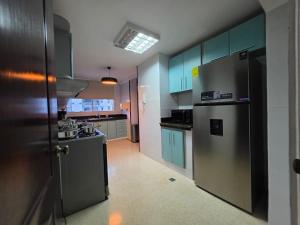 Kuchyň nebo kuchyňský kout v ubytování Elegant Spacious Apt on the Cinta Costera N#9