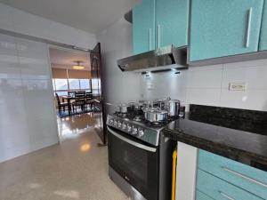 Kuchyň nebo kuchyňský kout v ubytování Elegant Spacious Apt on the Cinta Costera N#9