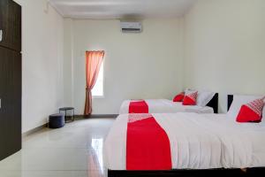 Postel nebo postele na pokoji v ubytování OYO 92497 Penginapan Pasir Indah SyariahNearMonument Park City Sand Pengaraian