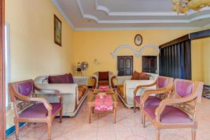 a living room with couches and chairs and a table at OYO 92497 Penginapan Pasir Indah SyariahNearMonument Park City Sand Pengaraian in Pasirpengarayan