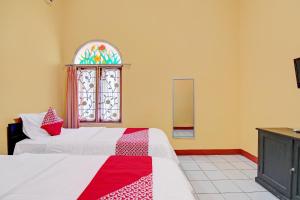 Postel nebo postele na pokoji v ubytování OYO 92497 Penginapan Pasir Indah SyariahNearMonument Park City Sand Pengaraian