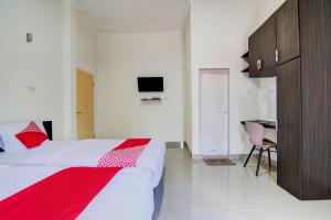 TV a/nebo společenská místnost v ubytování OYO 92497 Penginapan Pasir Indah SyariahNearMonument Park City Sand Pengaraian + 22 fotografií