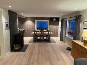 a dining room with a table and chairs in a room at Lars sitt hus in Lillehammer