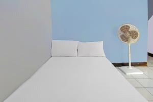 Katil atau katil-katil dalam bilik di Hotel O Sukandi Homestay Near The Semeton Homestay +17 gambar