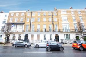 a group of cars parked in front of a building at Somerset Hotel Baker Street London in London