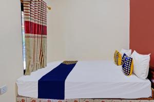 Ένα ή περισσότερα κρεβάτια σε δωμάτιο στο Hotel O Penginapan Kangean SyariahNearTaman Merdeka Kalianget