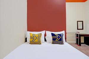 Ένα ή περισσότερα κρεβάτια σε δωμάτιο στο Hotel O Penginapan Kangean SyariahNearTaman Merdeka Kalianget