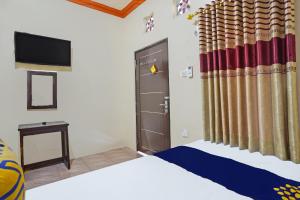 Ένα ή περισσότερα κρεβάτια σε δωμάτιο στο Hotel O Penginapan Kangean SyariahNearTaman Merdeka Kalianget