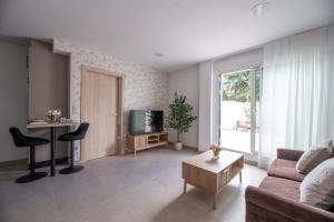 un soggiorno con un divano e un tavolo di NUBA apartamentos turísticos a Monforte de Lemos