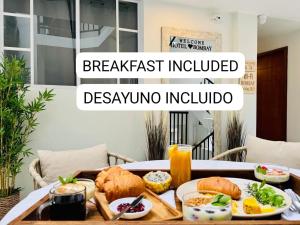 una tabella con una dysynphrinephrinephrinephrinephrinephrinephrinephrinephrine «colazione» di Hotel Bombay a Baños