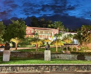 un parque con estatuas frente a un edificio en Hotel 1829, en Carlota Amalia