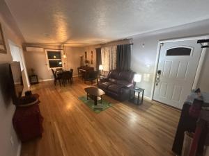 una vista dall'alto di un soggiorno con un divano e un tavolo di 2br 1 bath Upstairs AC WD Barnum West Near Belmar a Denver