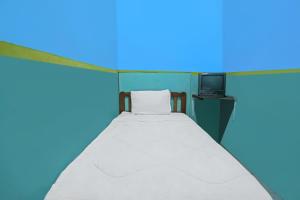 Cette chambre comprend un lit et une télévision. dans l'établissement Hotel O Joyoakis Homestay SyariahNearMall Nagoya Hill, à Nagoya