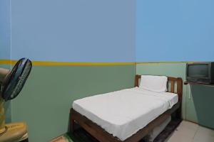 un petit lit dans une chambre avec une télévision dans l'établissement Hotel O Joyoakis Homestay SyariahNearMall Nagoya Hill, à Nagoya