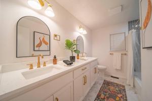 俄克拉何马城Luxury 4BR OKC Retreat w Hot Tub & Pool Table的浴室里有洗手池、马桶和镜子。 更多72张照片