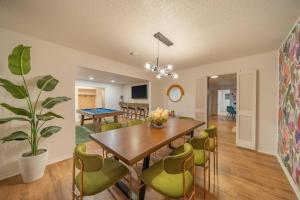 俄克拉何马城Luxury 4BR OKC Retreat w Hot Tub & Pool Table的一间带桌椅的餐厅和客厅