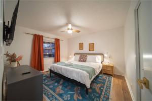 俄克拉何马城Luxury 4BR OKC Retreat w Hot Tub & Pool Table的一间卧室，里面有一张床和一扇窗户。