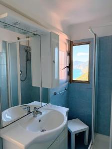 A bathroom at Belvedere Affittacamere