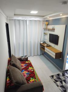 ein Wohnzimmer mit Couch und Flachbildfernseher in der Unterkunft Hospedagem da vila in Santa Teresa