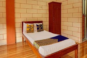 Кровать или кровати в номере OYO Life 92568 Penginapan Joglo Syariah